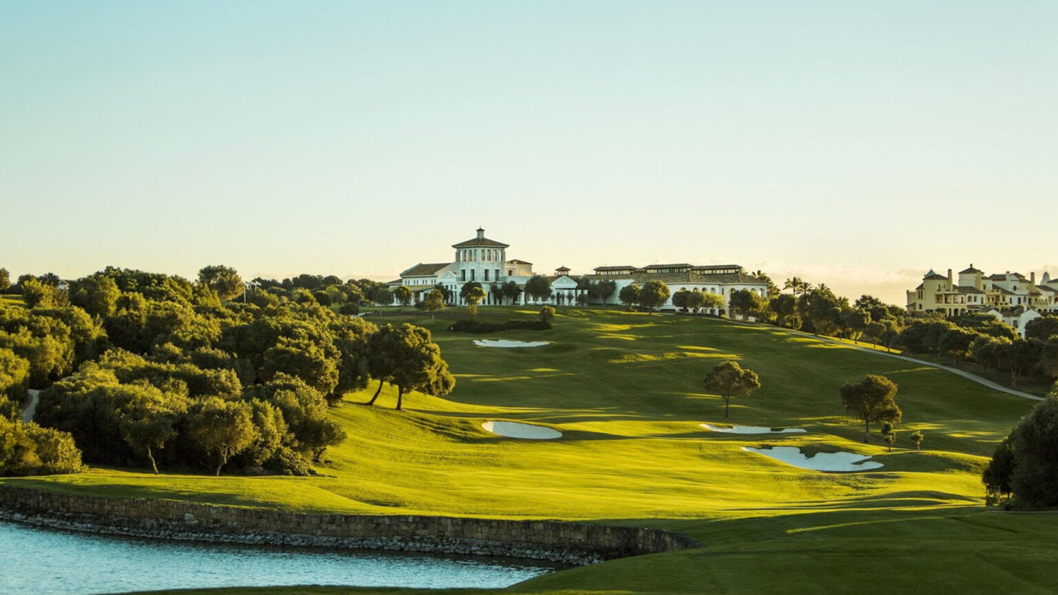Klub La Reserva nad polem golfowym w Sotogrande