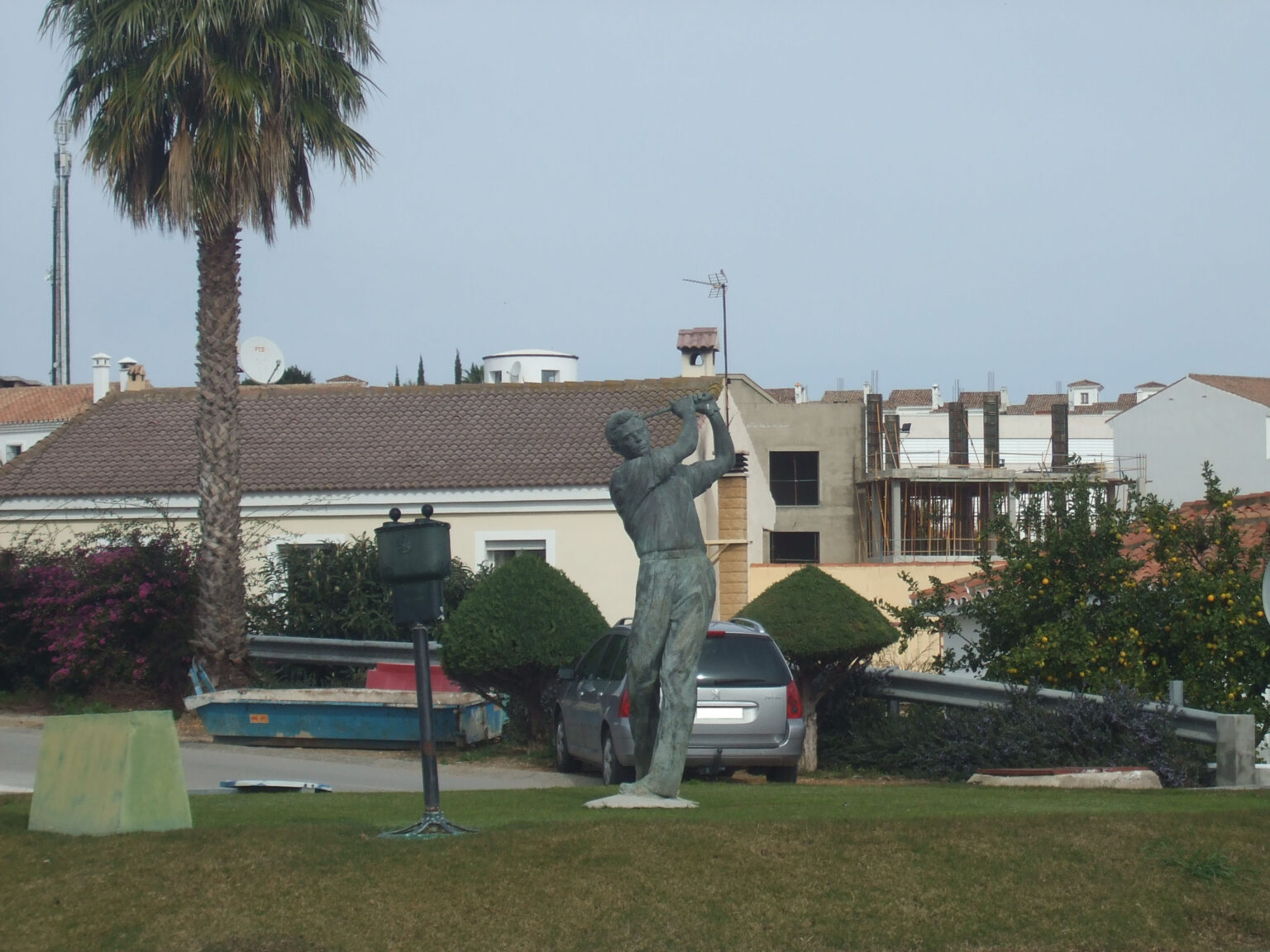 Monument to golf workers in Pueblo Nuevo de Guadiaro