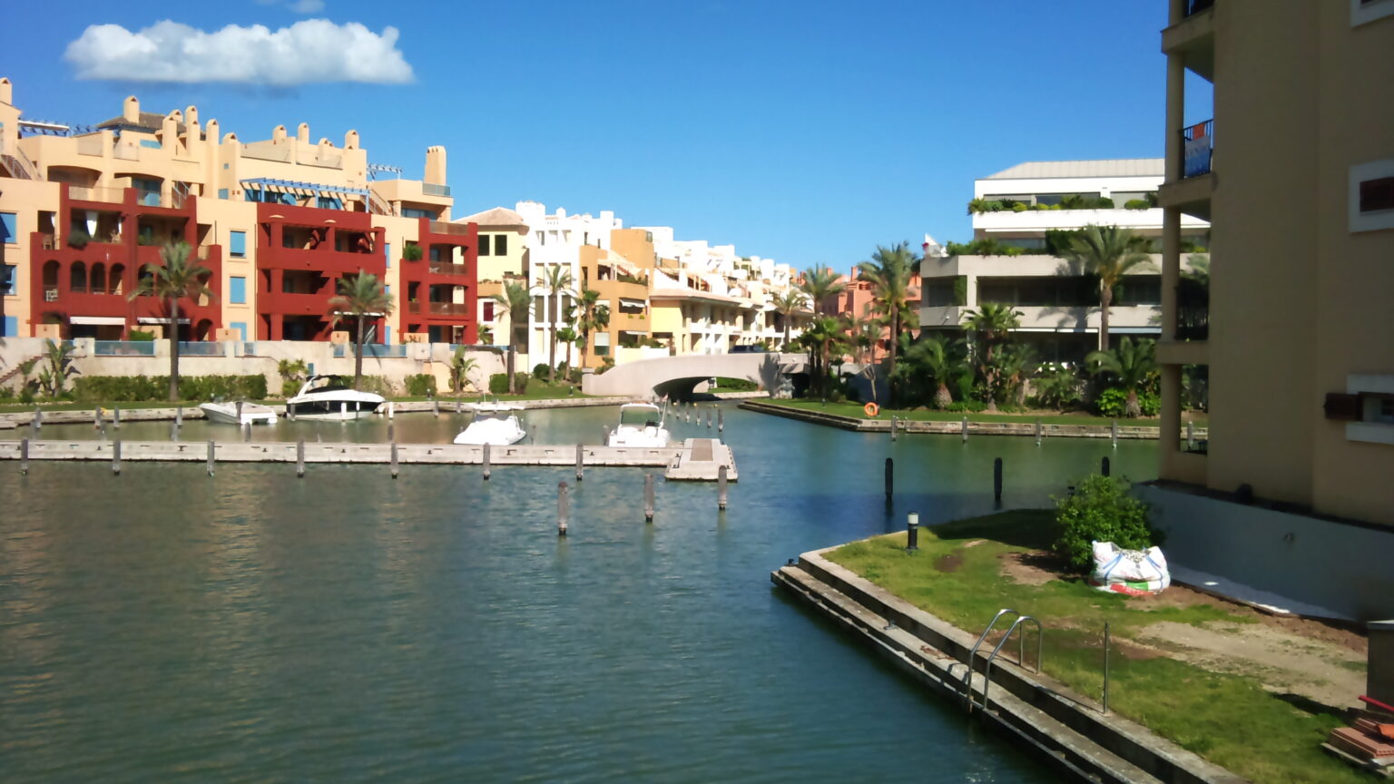 Kolorowe budynki nadmorskie i kanały w portach w Sotogrande Marina